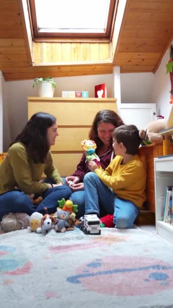Rodzina Dwóch Lesbijskich Matek Bawiących Się Synem Swoim Pokoju — Wideo stockowe
