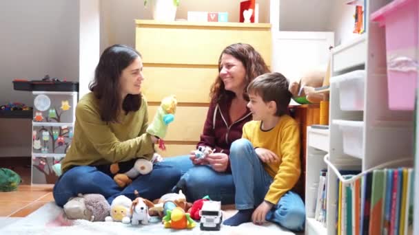 Lgbtia Família Duas Mães Seu Filho Brincando Com Fantoches Juntos — Vídeo de Stock