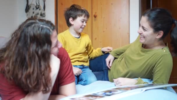 Lgtbqia Iki Anne Oğullarından Oluşan Bir Aile Yatak Odasında Birbirlerini — Stok video