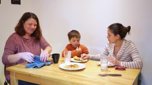 Familia Lgbt Dos Madres Hijo Desayunando Juntos Casa — Vídeo de stock