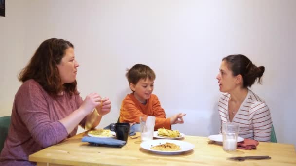 两个女同性恋者和一个孩子在家里一起吃早餐的家庭 — 图库视频影像