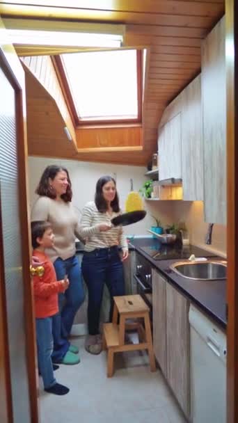 Lgbtファミリーが自宅で料理をしています キッチンで自家製パンケーキを作る2人の母親とその息子 — ストック動画