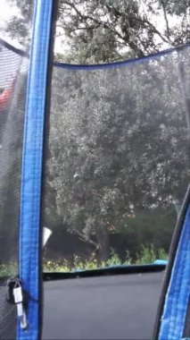 Trambolinde takla atan bir çocuk.