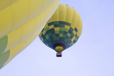 iki sıcak hava balonu uçan