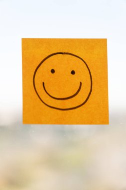 Bir direkte gülen surat.