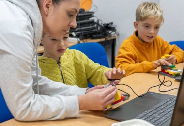 Öğretmeni olan çocuklar için robotik sınıfı