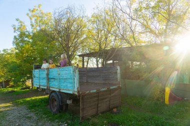 Çocuklar çiftlikte at arabasında