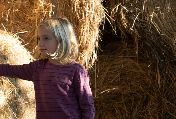 Arka planda saman olan bir çocuğun portresi.