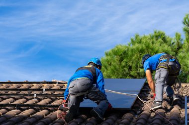 Güneş paneli kurucuları çatıya güneş panelleri kuruyor