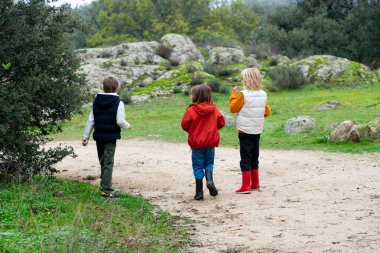 Kışın doğada üç çocuk