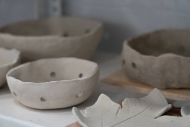 Çömlek sınıfındaki el yapımı çömlek parçaları.
