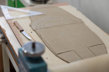 Çömlek atölyesinde çömlek yapmak için kil tabaka