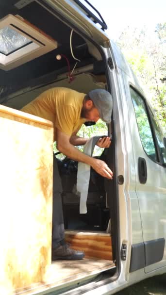 Homem Acampando Uma Van Campista Colocando Isolamento Térmico Dentro — Vídeo de Stock