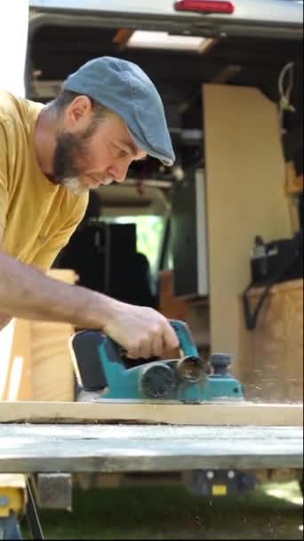 Carpenter Man Polishing Wood Electric Machine Outdoors — Stock Video