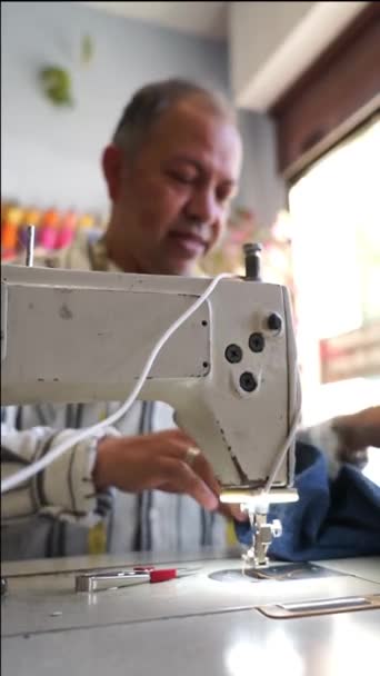 Vidéo Verticale Homme Latino Ans Couturière Couture Avec Une Machine — Video
