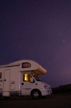 Yıldızlı bir gecede karavanda