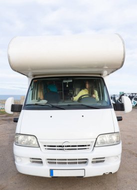 GPS 'i takan bir kadın bir karavan yolculuğuna başlıyor.