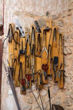 Cam üfleme atölyesinde cam üfleme aletleri