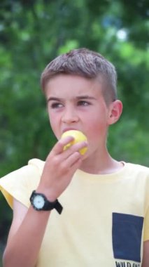Beyaz çocuk limon yiyor.