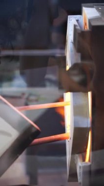 Esnaf cam atölyesinde şişirilmiş cam ısıtma fırını.