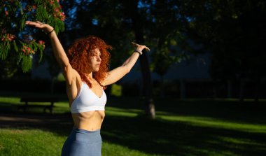 Dışarıda hipopresif egzersiz yapan Meksikalı bir kadın. Sağlıklı bir yaşam tarzı. Dişi suladu. Pelvik zemin