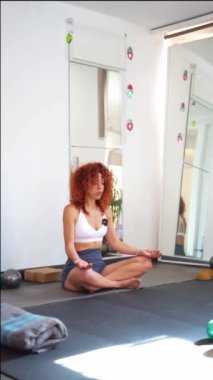 Yoga stüdyosundaki kadınlar için meditasyon ve yoga dersi