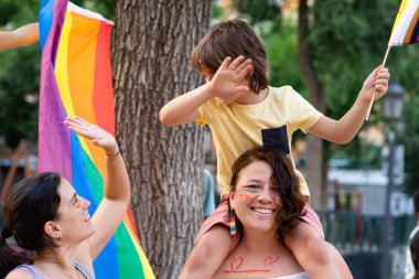 LGBT onur gününde iki lezbiyen anne ve oğulları.