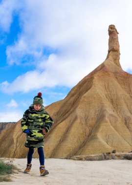 Çölde yürüyen bir çocuk