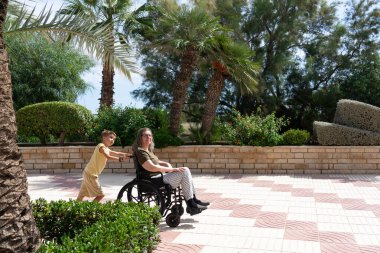 Büyükannem tekerlekli sandalyede ve torunum yürüyüşe çıktı.