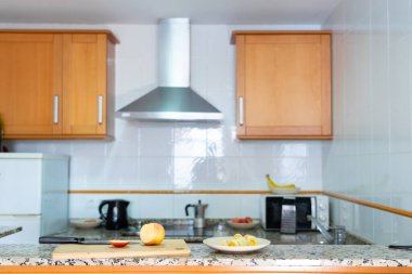 Kesik meyveli insanlar olmadan yemek yapmak.