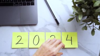 Yeni yılın 2025 sayısıyla birlikte bir dizüstü bilgisayarın yanına koy. 2024 'ten 2025' e adım