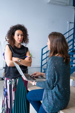 Sıradan bir iş toplantısında iki girişimci kadın.