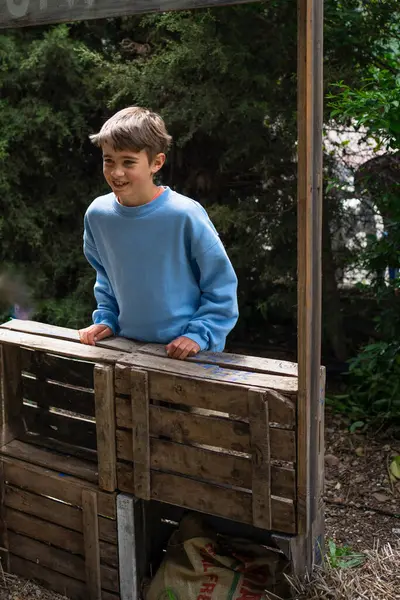 Aile çiftliğinde çalışan bir çocuk taze ürünler satıyor.