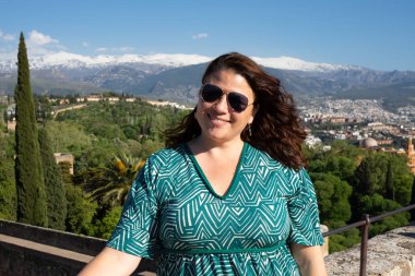 Turist Sierra Nevada, İspanya 'nın panoramik manzarasının keyfini çıkarıyor