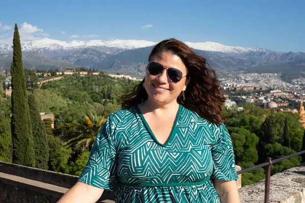 Turist Sierra Nevada, İspanya 'nın panoramik manzarasının keyfini çıkarıyor