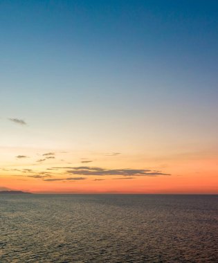 Okyanus ve denizin üzerinde güzel bir gün batımı