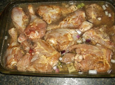 Sebzeli tavuk göğsünün yakın çekimi.