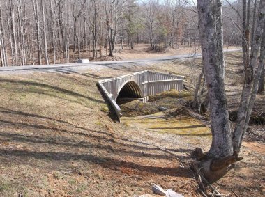 Yolun altından geçen büyük bir kanal, küçük toplulukları sel baskınından koruyor..