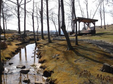 Parkta bir dere akıyor..