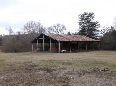 Çiftlik aletleri ve saman depolamak için bir köy ahırı..