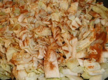 Kesilmiş ve baharatlı lahana.