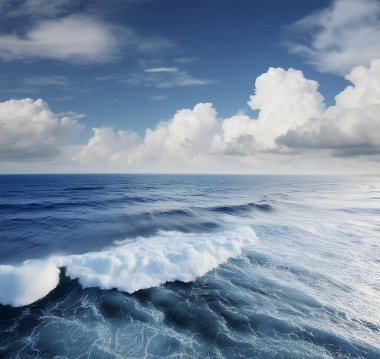 Deniz üzerinde bulutlar. Dalgalı deniz manzarası