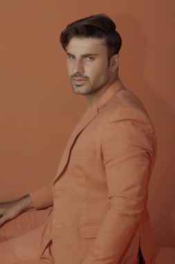 PAKISTANI MALE MÜZİK MÜZİSİ ORANGE Üniformasında