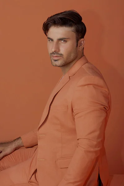 PAKISTANI MALE MÜZİK MÜZİSİ ORANGE Üniformasında