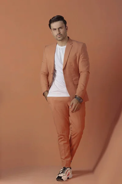 PAKISTANI MALE MÜZİK MÜZİSİ ORANGE Üniformasında