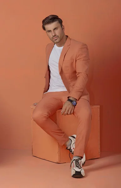 PAKISTANI MALE MÜZİK MÜZİSİ ORANGE Üniformasında
