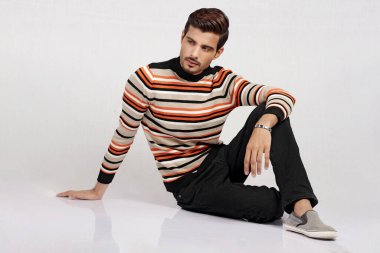 Yakışıklı adam katta oturan