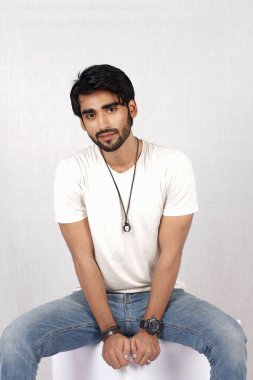 Beyaz elbise giyen genç bir adamın portresi.