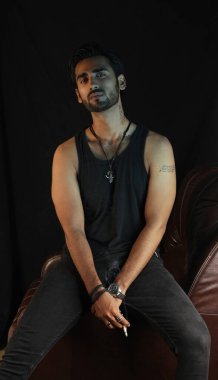 Kot giyen Hintli erkek model