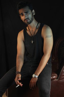 genç adam sigara borusu